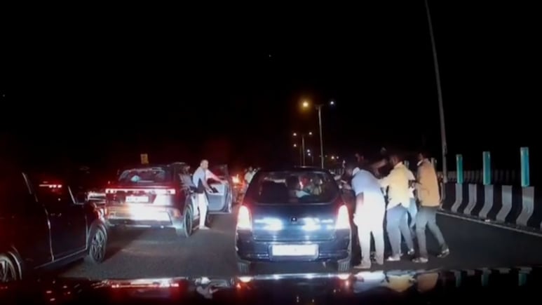 बेंगलुरु-मैसूर एक्सप्रेसवे पर कार सवार पर&zwj;िवार पर हमला, लोहे की रॉड से पीटा, डैशकैम में रिकॉर्ड हुई घटना
