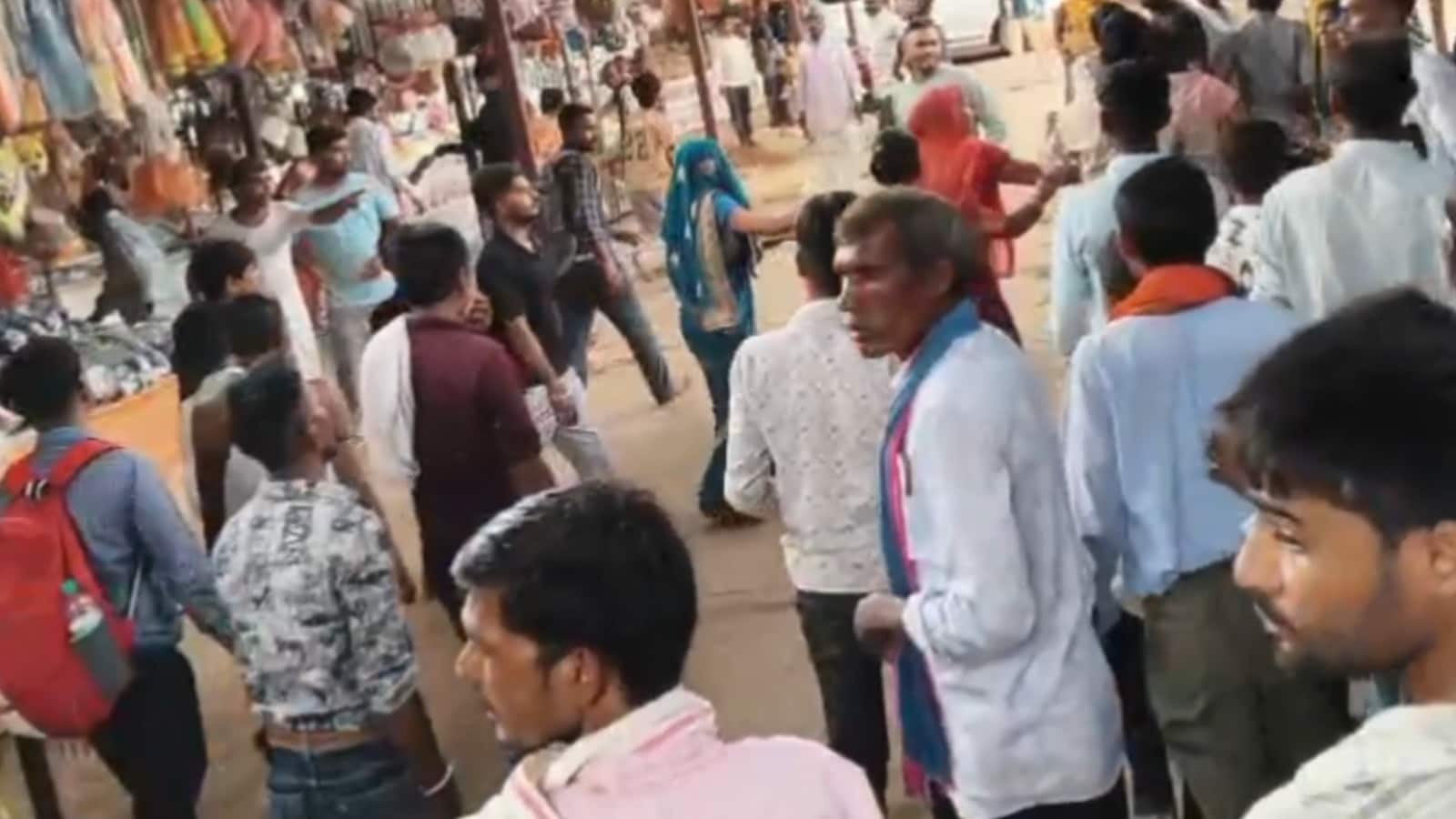 बीच बाजार में झगड़े के समय बड़ी संख्या में श्रद्धालु आए थे बीच बाजार में झगड़े के समय बड़ी संख्या में श्रद्धालु आए थे