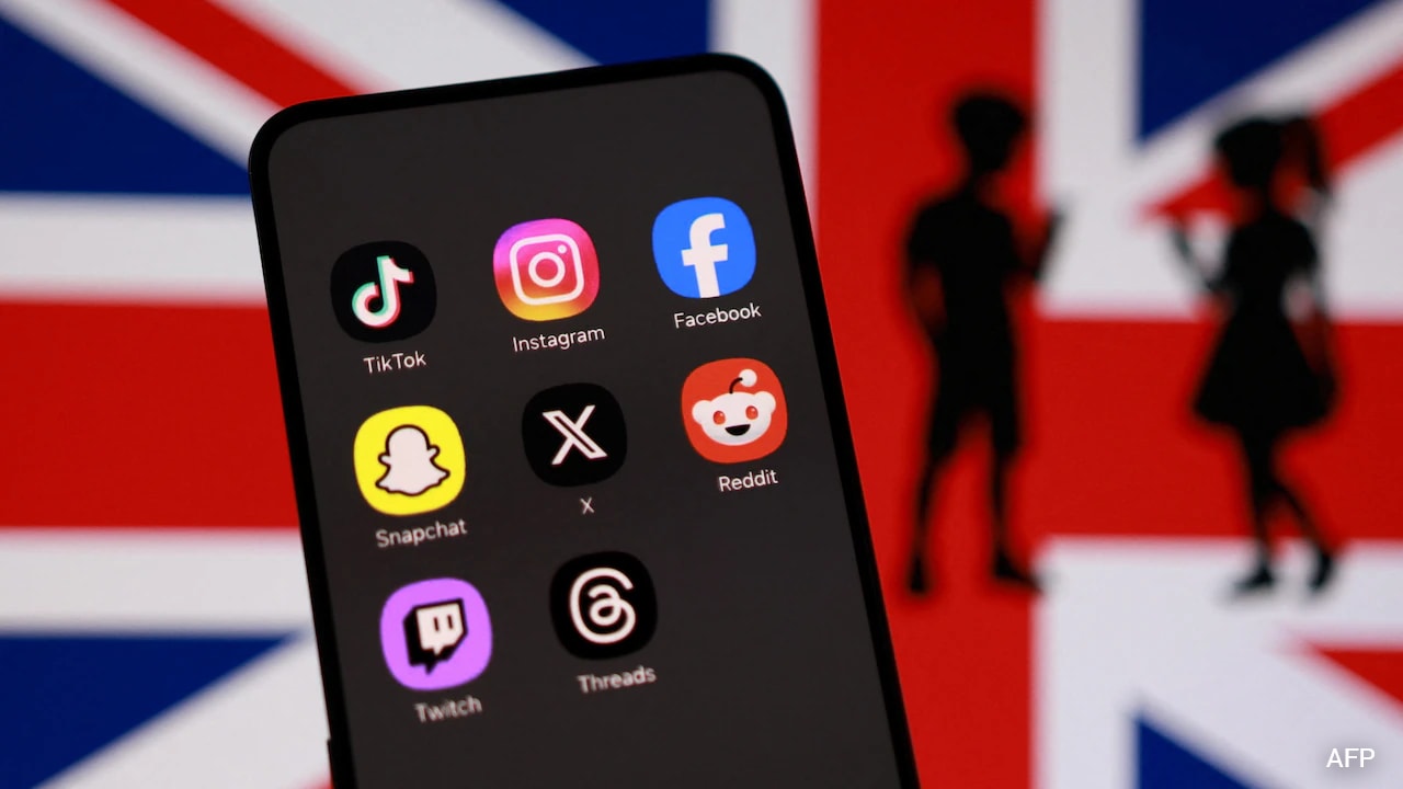 UK To Announce Midnight Social Media Curfew For Teenagers