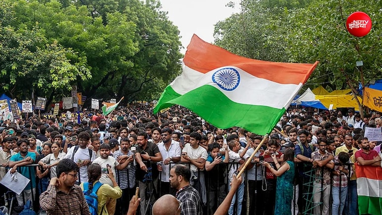 केजरीवाल मिले, डिंपल ने किया पंखा, शरद पवार भी पहुंचे; कैसे पार्टियों में दिखी CJP से हमदर्दी की होड़