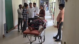 स्ट्रेचर पर महिला पहुंची SP ऑफिस, तलाक का नोटिस मिलते ही पति ने बुरी तरह मारा