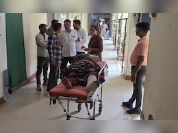 स्ट्रेचर पर महिला पहुंची SP ऑफिस, तलाक का नोटिस मिलते ही पति ने बुरी तरह मारा
