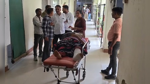 स्ट्रेचर पर महिला पहुंची SP ऑफिस, तलाक का नोटिस मिलते ही पति ने बुरी तरह मारा