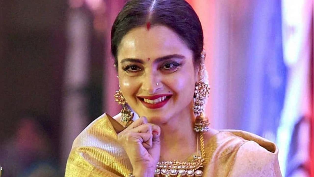 ना फिल्में ना, विज्ञापन, 100 करोड़ के बंगले में रहने वाली रेखा जीती हैं लग्जरी लाइफ, जानें क्या है एक्ट्रेस की कमाई का सोर्स