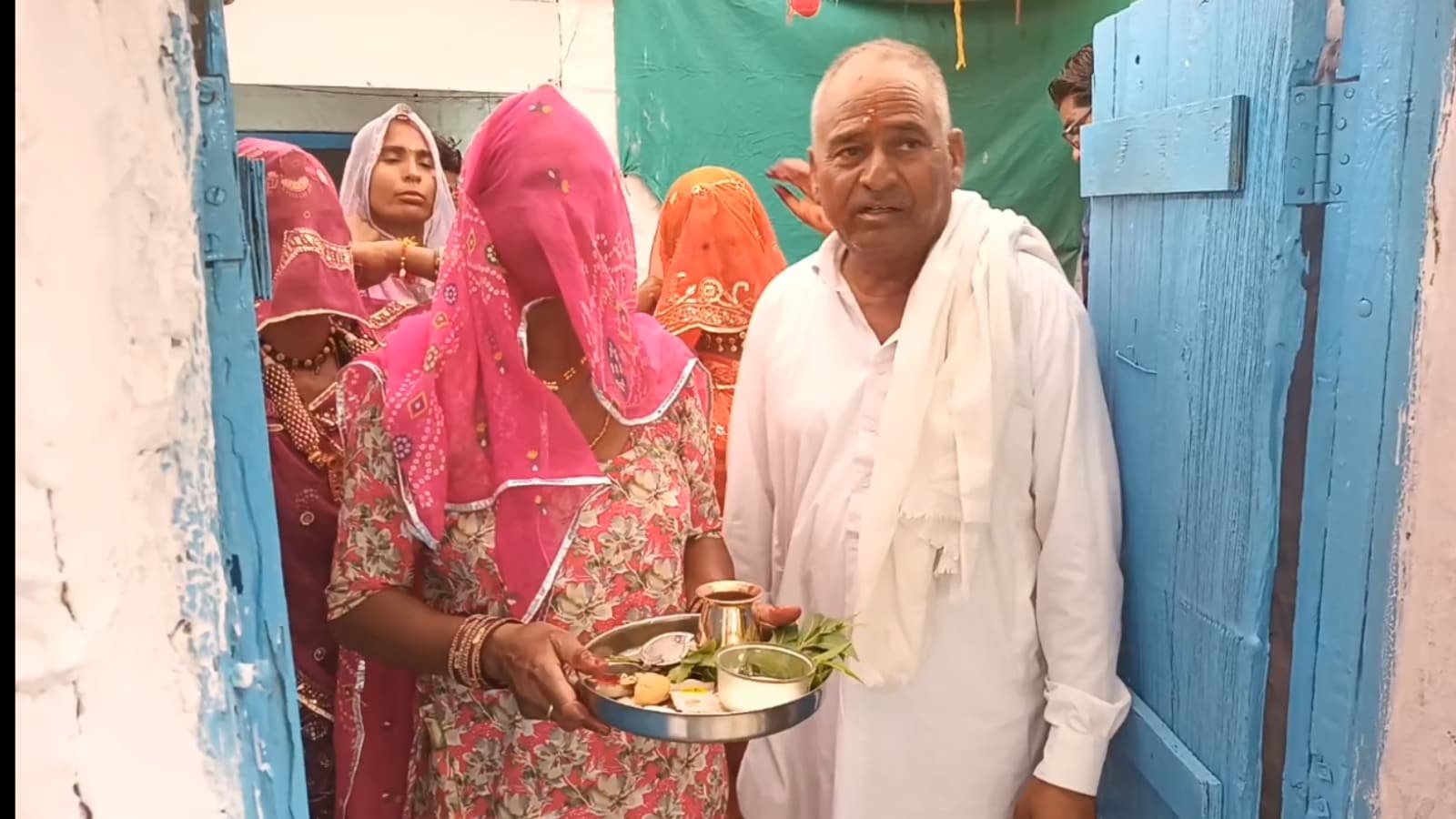 सीमा की सहेली के पिता ने कन्यादान किया सीमा की सहेली के पिता ने कन्यादान किया