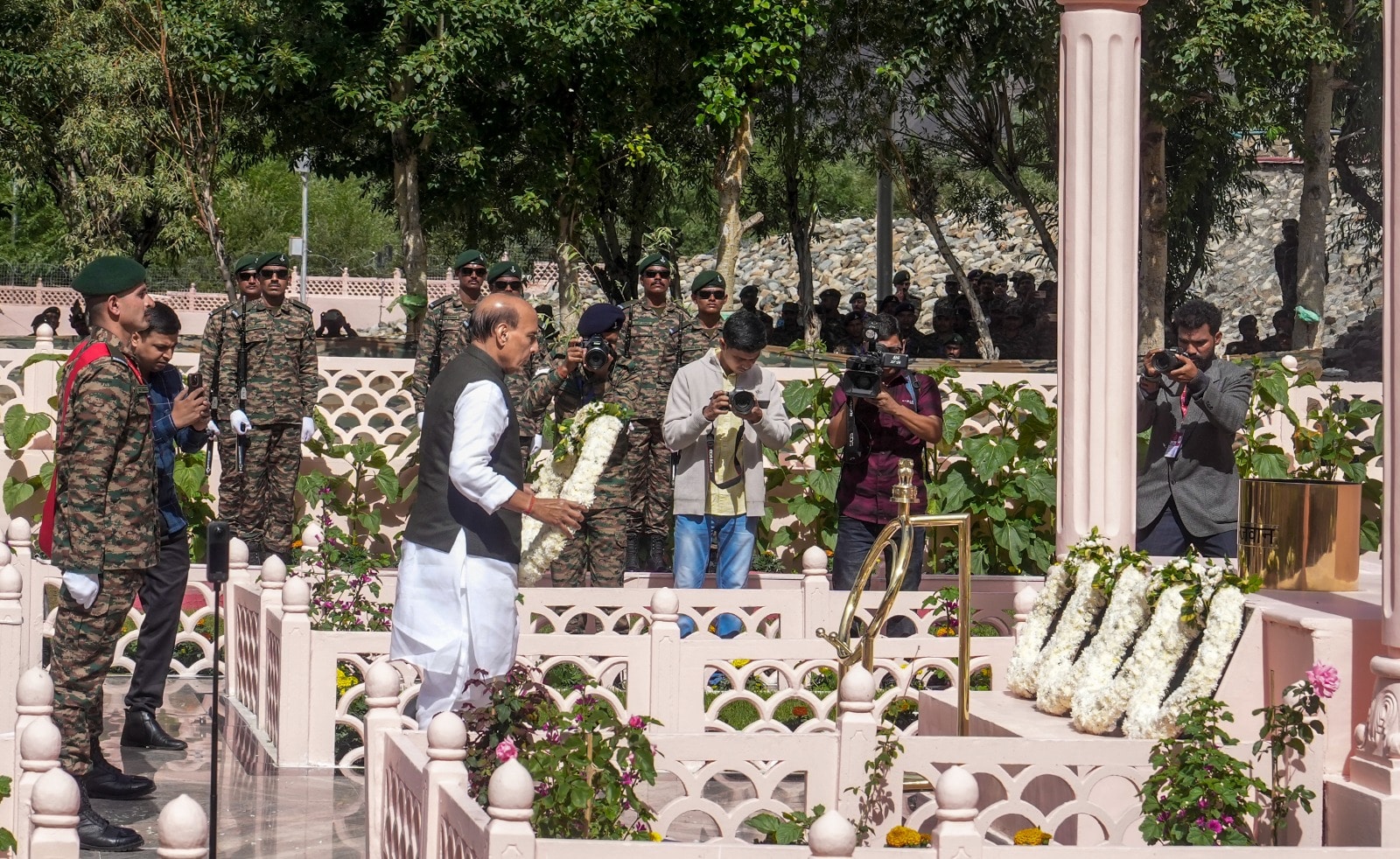 राजनाथ सिंह ने कारगिल के शहीदों को श्रद्धांजलि अर्पित की. 