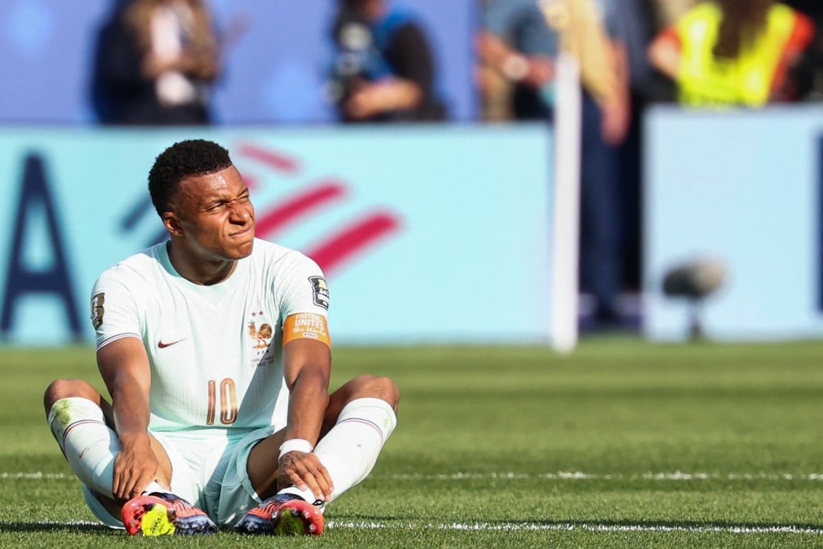 Kylian Mbappé leaves match early after injury scare; Mateta replaces him