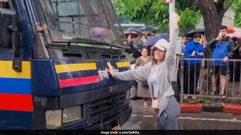 Meet Mumbai Woman Who Was Seen Blocking Police Van During CJP Protests