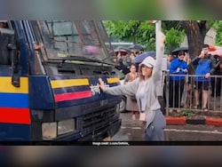 "Know Your Rights": Woman Who Blocked Mumbai Police Van To Free Protesters