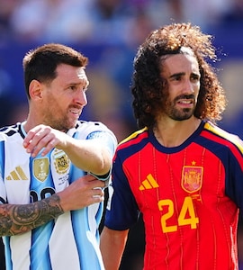 Lionel Messi Tried To Divert Referees Attention Using Fake Injury As Enzo Fernandez Got Red Card. Video