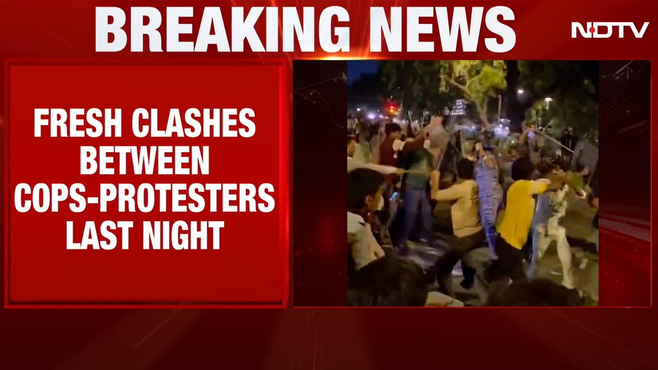 Fresh Police-Protester Clashes Last Night In Delhi; ACP Vivek Bhagat Injured