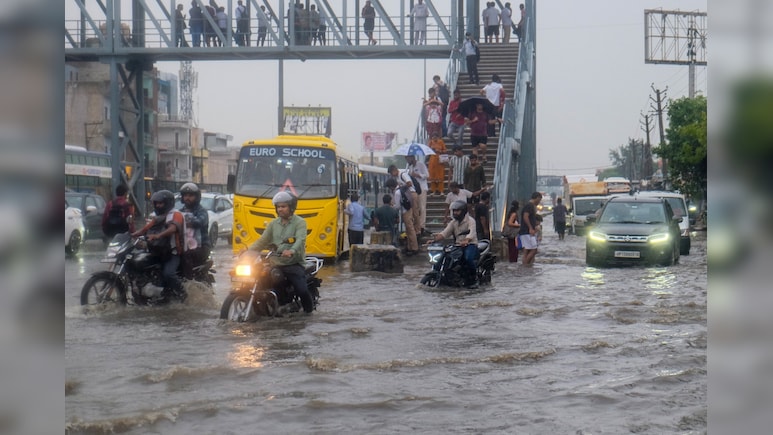 दिल्ली-यूपी से बिहार तक 2 दिन भारी बारिश, देश के 15 राज्यों में मॉनसून का IMD अलर्ट, जानें आज का मौसम