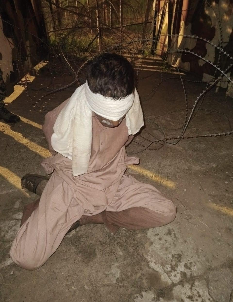 Pakistani Intruder Arrested: पकड़ा गया पाकिस्तानी घुसपैठिया Pakistani Intruder Arrested: पकड़ा गया पाकिस्तानी घुसपैठिया