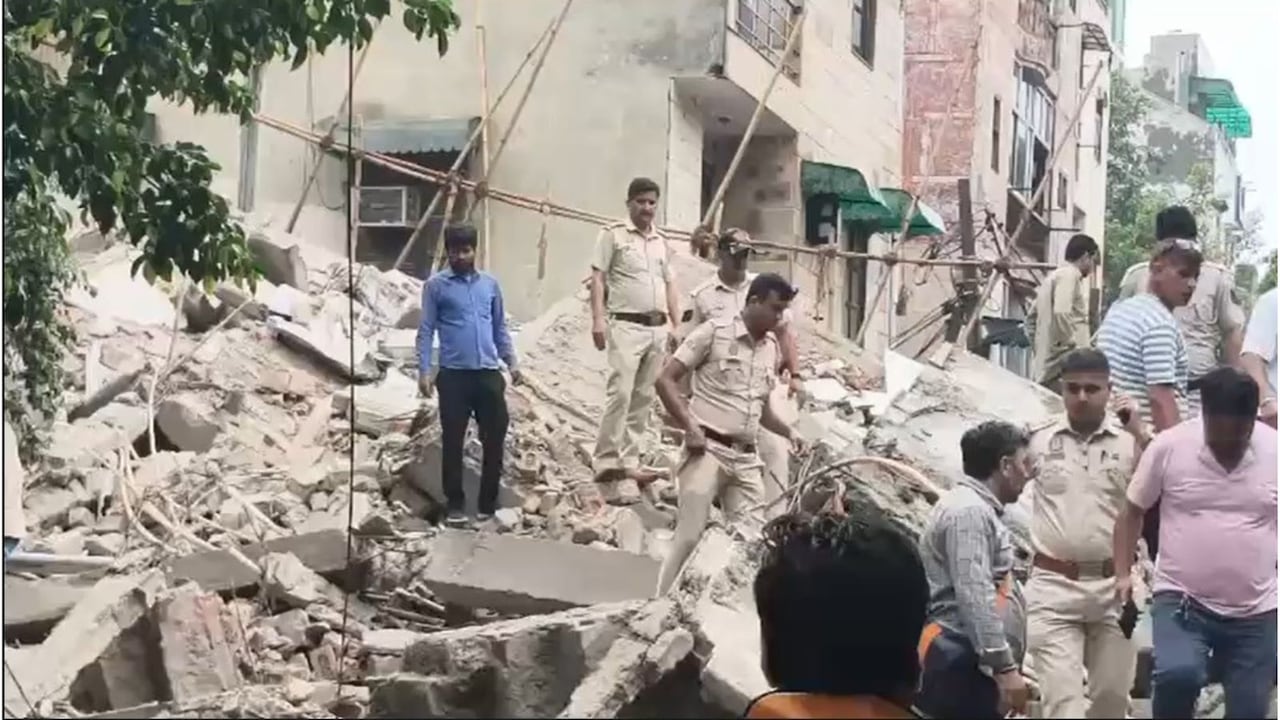 दिल्ली के रोहिणी में भारी बारिश के कारण अंडर कंस्ट्रक्शन बिल्डिंग गिरी, कई लोगों के फंसे होने की आशंका