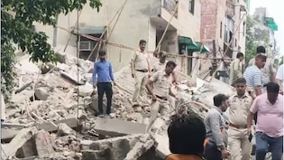 दिल्ली के रोहिणी में भारी बारिश के कारण अंडर कंस्ट्रक्शन बिल्डिंग गिरी, कई लोगों के फंसे होने की आशंका