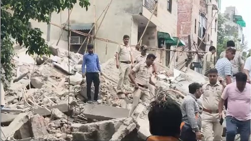 दिल्ली के रोहिणी में भारी बारिश के कारण अंडर कंस्ट्रक्शन बिल्डिंग गिरी, हादसे में 1 की मौत और 3 घायल