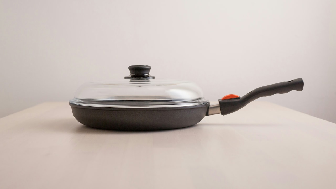 Non-Stick Pan Problems: Why Food Sticks And What Damages The Coating Non-Stick Pan Problems: Why Food Sticks And What Damages The Coating