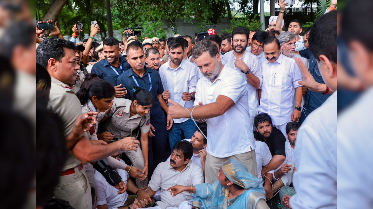 अमित शाह से मिलने पहुंचे जितेंद्र सिंह, प्रदर्शन जारी रखने के मूड में कांग्रेस, रातभर रुकने का प्लान