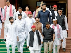 PM आवास के पास धरना देने पहुंचे अखिलेश यादव को हटाया गया, पुल‍िस ने कई नेताओं को ह‍िरासत में ल‍िया