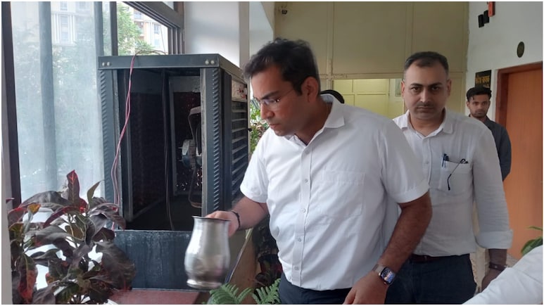 कलेक्ट्रेट में कूलर साफ करते नजर आए DM संदेश नायक, शहरवासियों से बोले- हर संडे मनाएं 'ड्राई डे'