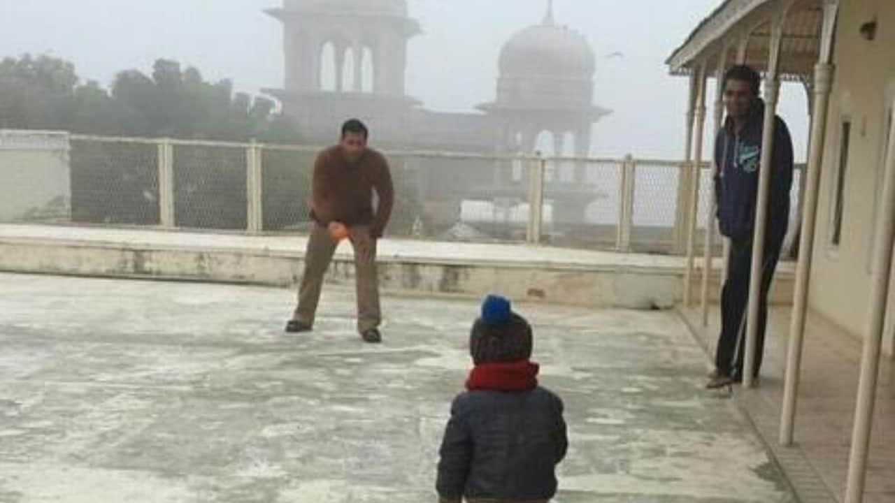 झुंझुनू के मंडावा में बजरंगी भाईजान की शूटिंग करते हुए सलमान खान झुंझुनू के मंडावा में बजरंगी भाईजान की शूटिंग करते हुए सलमान खान