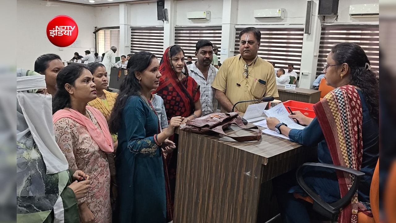 सवालों के घेरे में केंद्रीय विद्यालय की पढ़ाई! शिक्षकों की कमी से मोबाइल पर होमवर्क कर रहे बच्चे