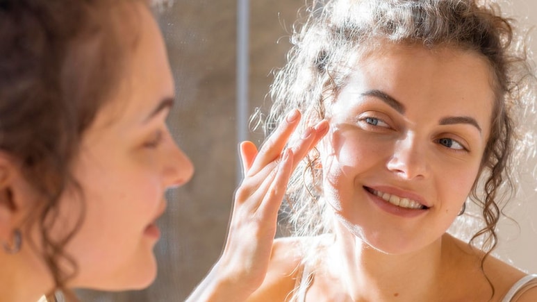 Hydration vs Moisturization: हाइड्रेशन और मॉइस्चराइजेशन में क्या फर्क है? जानिए आपकी स्किन को किसकी ज्यादा जरूरत है