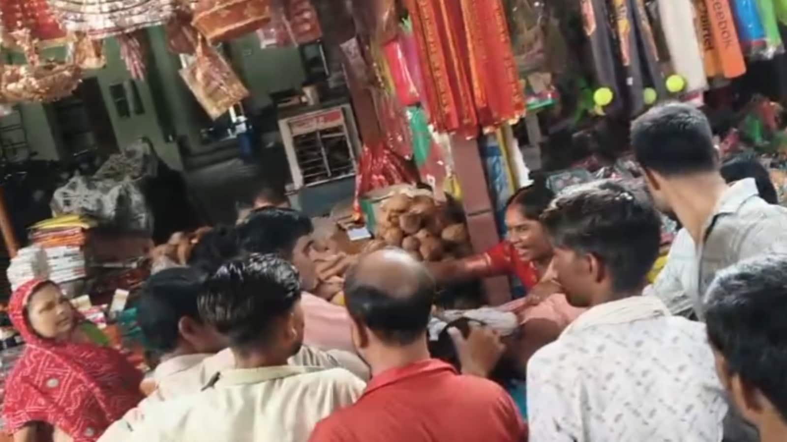 वीडियो में महिलाएं भी नजर आ रही हैं वीडियो में महिलाएं भी नजर आ रही हैं