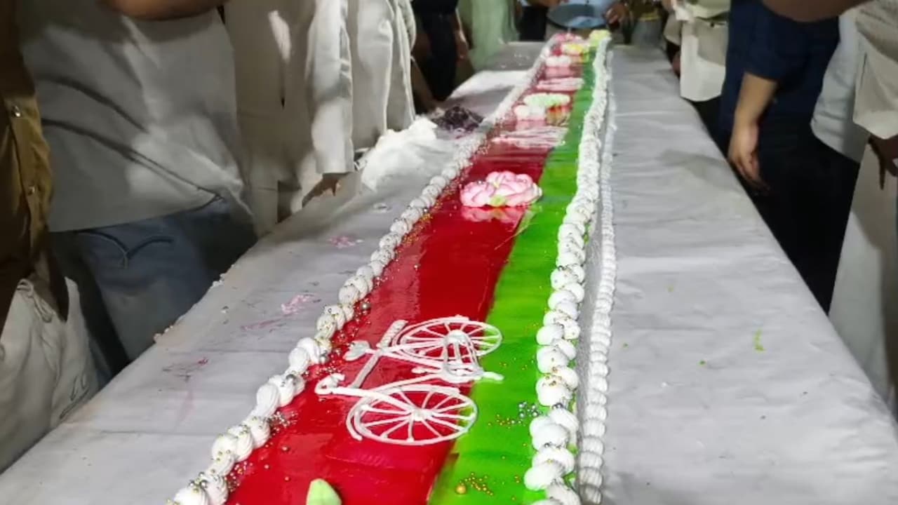 मुरादाबाद में अखिलेश यादव के लिए कटा 53 फीट का 'साइकिल केक', रात को जुटे सैकड़ों सपा कार्यकर्ता