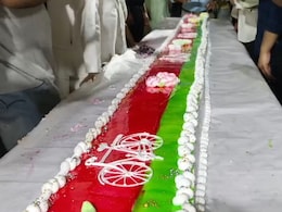 मुरादाबाद में अखिलेश यादव के लिए कटा 53 फीट का 'साइकिल केक', रात को जुटे सैकड़ों सपा कार्यकर्ता
