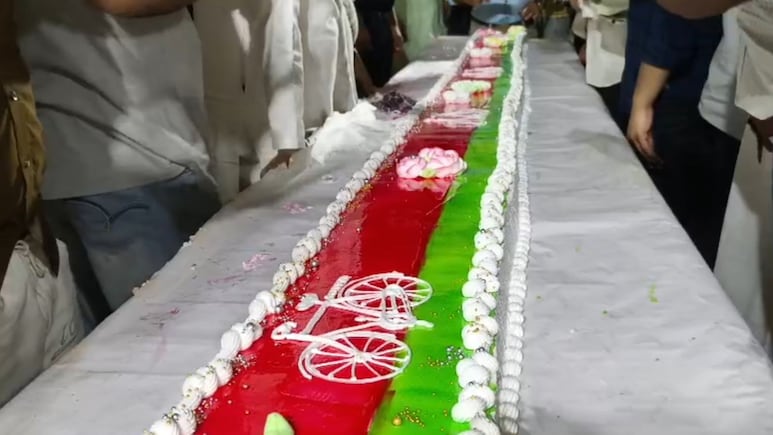 मुरादाबाद में अखिलेश यादव के लिए कटा 53 फीट का 'साइकिल केक', रात को जुटे सैकड़ों सपा कार्यकर्ता