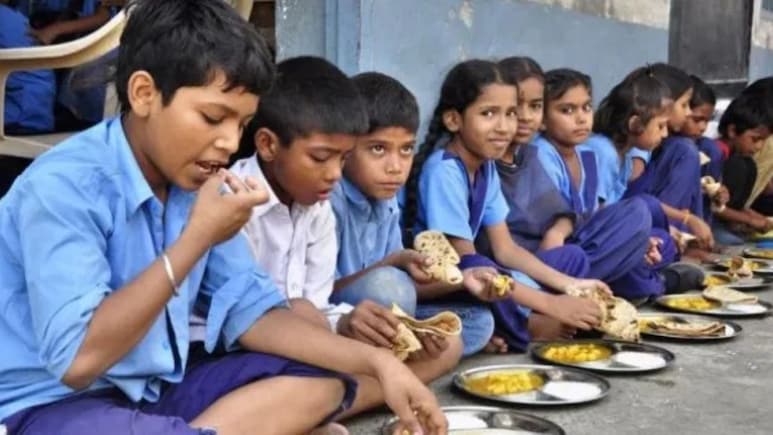Dharashiv News: चिमुकल्यांच्या जिवाशी खेळ! शाळेतील पोषण आहार पाहून पालकांचा संताप, सोयाबीनमध्ये आढळलं...