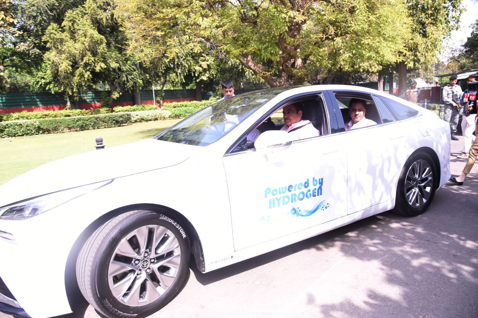 Hydrogen Fuel India: हाइड्रोजन से चलने वाली कार में गडकरी