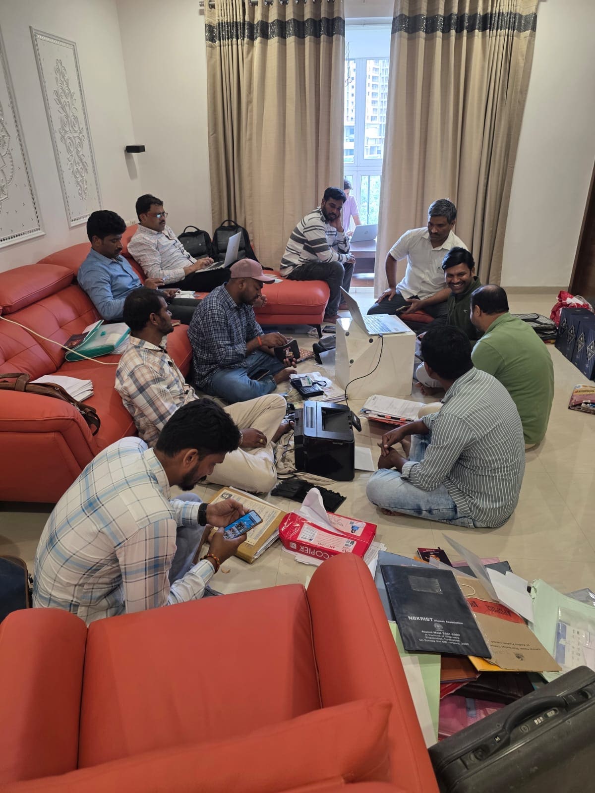 इंजीनियर के घर पर तलाशी अभियान चलाते ACB के अधिकारी.