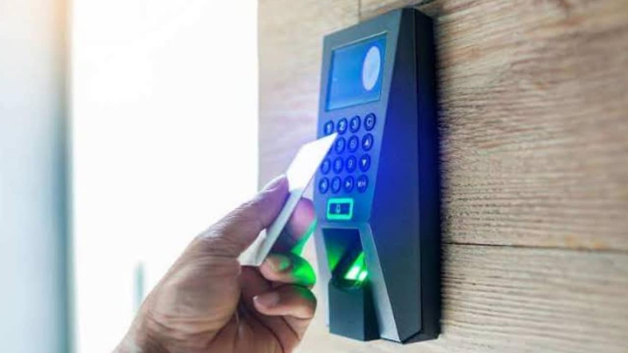 सूरत अस्पताल में लगा हाईटेक RFID सुरक्षा सिस्टम, हर नवजात पर रहेगी डिजिटल नजर, जानिए कैसे काम करेगा ये सिस्टम