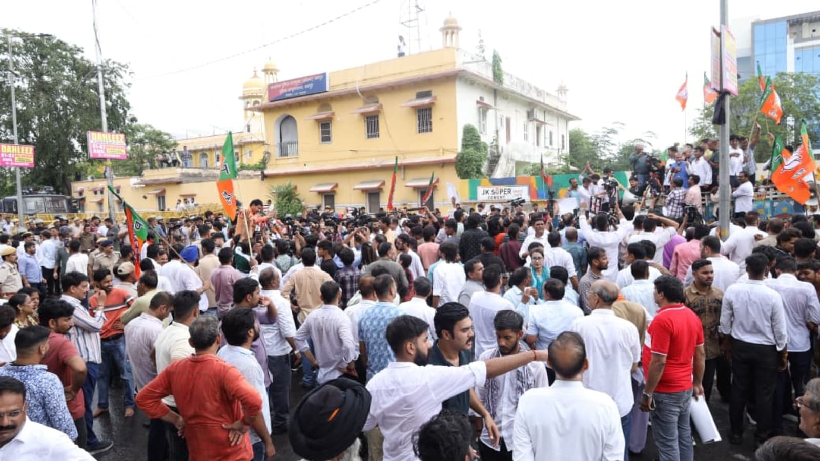 बीजेपी प्रदेश अध्यक्ष मदन राठौड़ के नेतृत्व में कार्यकर्ताओं की भारी भीड़ जुटी.