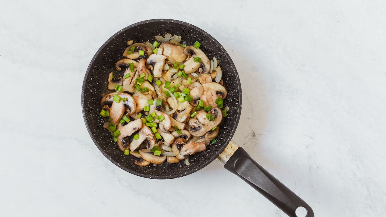 Non-Stick Pan Problems: Why Food Sticks And What Damages The Coating Non-Stick Pan Problems: Why Food Sticks And What Damages The Coating