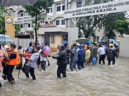 Nagpur News :नागपुरात शाळेत पाणीच पाणी, 800 चिमुकले पाण्यात अडकले; पालकांनी जीवाची बाजी लावून वाचवले, VIDEO