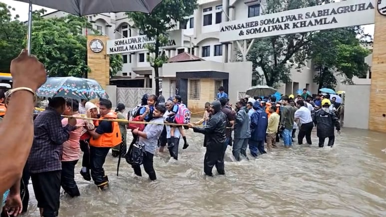 Nagpur News :नागपुरात शाळेत पाणीच पाणी, 800 चिमुकले पाण्यात अडकले; पालकांनी जीवाची बाजी लावून वाचवले, VIDEO