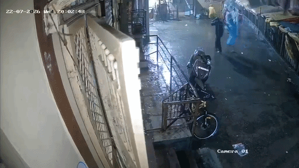 नासिक के त्र्यंबकेश्वर में बारिश के बीच तेज हवा से श्रद्धालुओं पर गिरा टीन शेड, 3 घायल, वीडियो डरा देगा