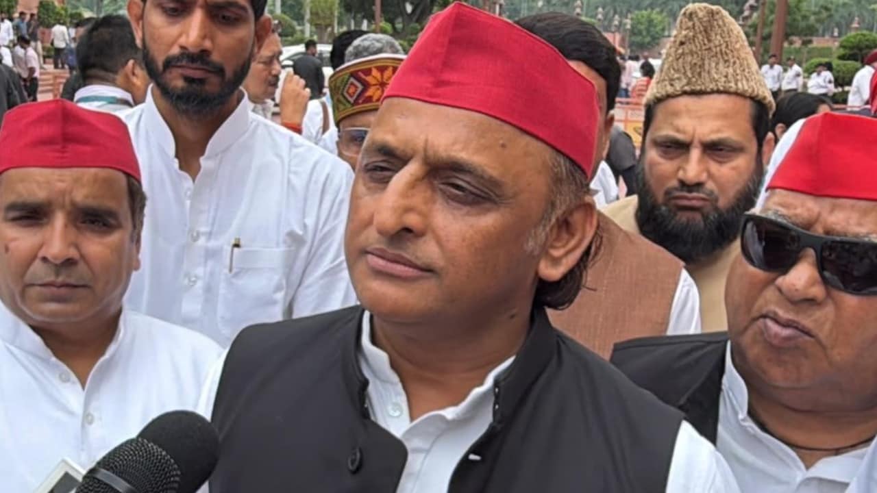 मुख्यमंत्री अखिलेश .यादव ने अपनी सरकार में मायावती की सरकार में जिलों के बदले गए नाम को हटाकर पुराने नाम बहाल कर दिए थे. मुख्यमंत्री अखिलेश .यादव ने अपनी सरकार में मायावती की सरकार में जिलों के बदले गए नाम को हटाकर पुराने नाम बहाल कर दिए थे.