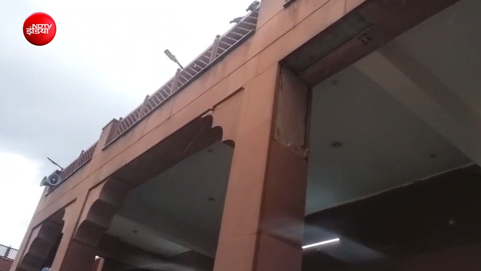 स्टेशन की छत काफी ऊंच है जहां से प्लास्टर नीचे गिरा स्टेशन की छत काफी ऊंच है जहां से प्लास्टर नीचे गिरा
