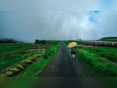 भारत में 'मानसून कैपिटल' के रूप जाना जाता है ये गांव, जानिए क्या है खासियत और कैसे पहुंचे
