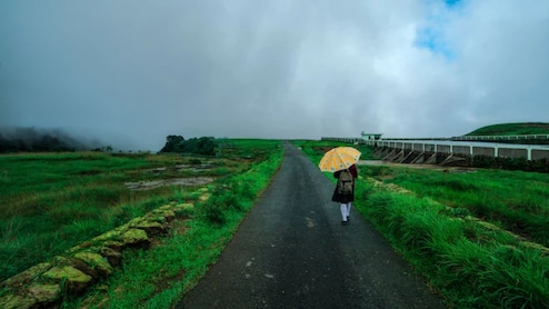 भारत में 'मानसून कैपिटल' के रूप जाना जाता है ये गांव, जानिए क्या है खासियत और कैसे पहुंचे