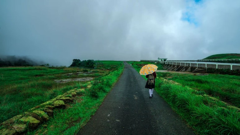 भारत में 'मानसून कैपिटल' के रूप जाना जाता है ये गांव, जानिए क्या है खासियत और कैसे पहुंचे
