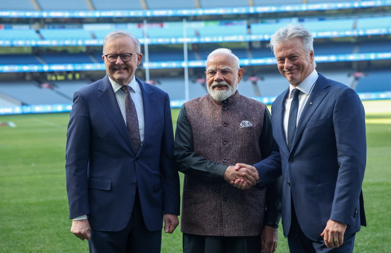 Modi gifts Steve Waugh a nearly 20-year-old photo during MCG visit