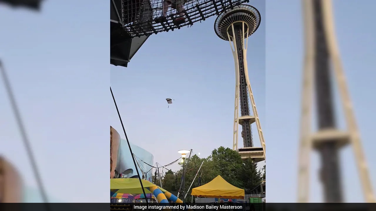 Seattle police search for two men who parachuted from the Space Needle