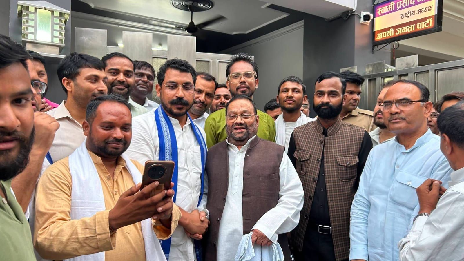 चंद्रशेखर-स्वामी प्रसाद की मुलाकात से यूपी में तीसरे मोर्चे की चर्चा तेज, ओवैसी की भी एंट्री संभव