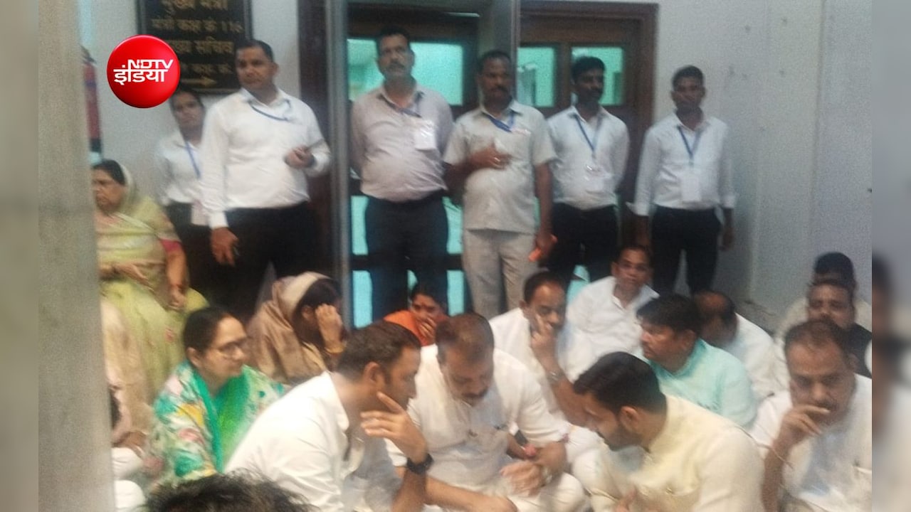 मध्य प्रदेश विधानसभा में भी कांग्रेस का धरना, राहुल गांधी के समर्थन में विधायकों का प्रदर्शन 