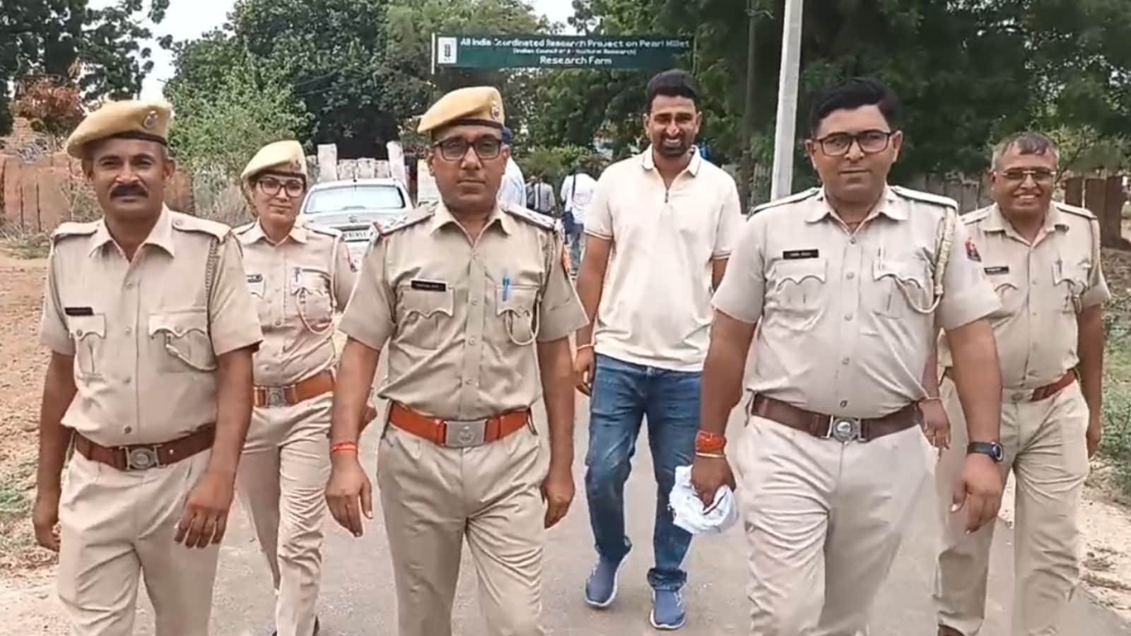 शादी में आए पुलिसकर्मी शादी में आए पुलिसकर्मी